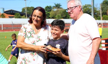 Alunos do Projeto “Formando Mais Que Atletas” recebem tênis e chuteiras novos em Itapuí