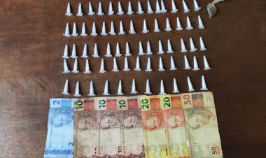 PM encontra 66 pinos de cocaína escondidos em muro e homem é preso em Bariri