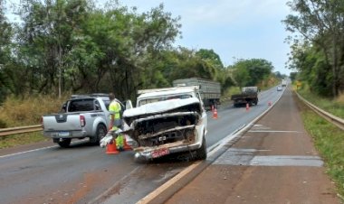 Caminhonete colide contra defesa metálica da pista em Bariri