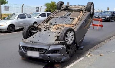 Capotamento danifica três carros em Bauru