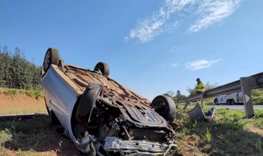 Adolescentes capotam carro na Bauru-Iacanga