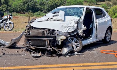 Motorista sofre corte profundo na face ao colidir com caminhão em Bariri