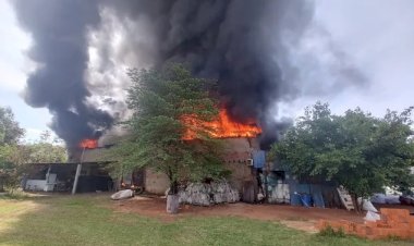 Incêndio em barracão consome 13 toneladas de materiais em Ibitinga