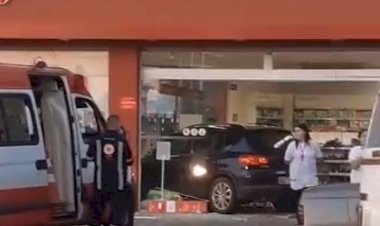 Automóvel invade farmácia em Jaú