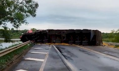 Caminhão carregado de laranjas tomba na SP-304 após tentativa de desvio de árvore caída