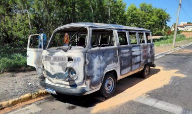 Kombi pega fogo após pane no motor em Bauru