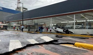 Temporal alaga ruas, arrasta carros, pedestres e até banheiro químico em Bauru
