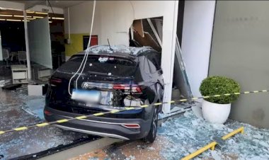 Carro quebra fachada de empresa após colidir com outro veículo em Bauru