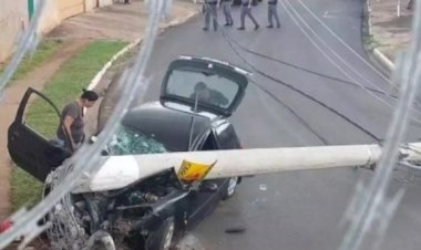 Motorista tem carro atingido por poste e morre em Bauru