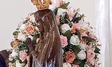 Imagem Peregrina de Nossa Senhora do Mel atrai centenas de fiéis e verte vinho durante celebração em Bariri