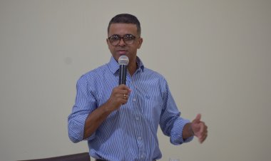 Edcarlos questiona governo Fernando Foloni sobre contratação de floricultura, pesquisa de opinião e outros serviços sem licitação que ultrapassa