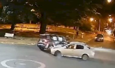 Colisão em cruzamento faz carro capotar em Bariri