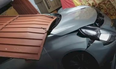 Motorista é atingido por motociclista, perde controle do carro e derruba portão de casa em Bauru