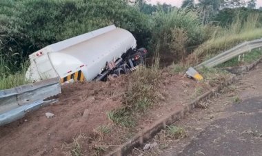 Caminhão-tanque perde controle e desce barranco na SP-225, em Brotas