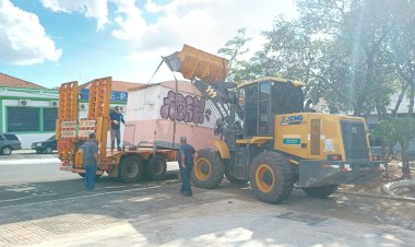 Trailer abandonado e usado como ponto de tráfico em praça é removido pela Prefeitura de Jaú