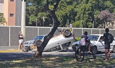 Carro capota ao colidir com outro veículo em Bauru
