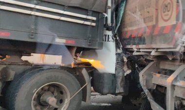 Cabine de caminhão é esmagada após colisão traseira em Jaú