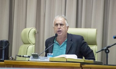 Presidente da Câmara de Agudos abandona sessão e rasga pedido de abertura de CEI que iria investigar suposto desvio de verba pública praticado por seu sobrinho, o prefeito Fernando Octaviani