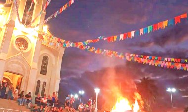 Bocaina: seis fiéis atravessam o braseiro da fogueira de São João Batista e mantém viva a tradição centenária no Dia do Padroeiro