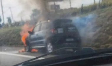 Motor de carro pega fogo em rodovia de Bauru