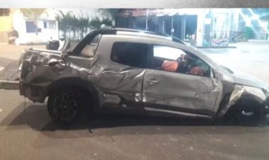 Caminhonete fura sinal vermelho e derruba muro após ser atingida por carro em Jaú