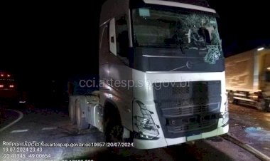 Carreta carregada com cana-de-açúcar tomba e causa congestionamento na Marechal Rondon, em Agudos