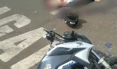 Motociclista tem perna decepada ao ser prensado entre dois carros