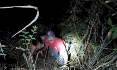 Bombeiros fazem “mini rapel” para resgatar mulher que caiu em buraco no Rio Jaú