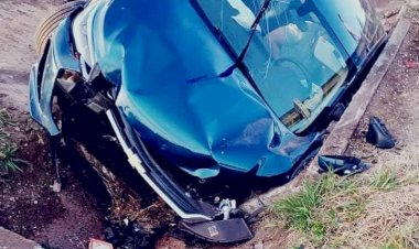 Carro atinge mureta de concreto e congestiona trânsito na Bauru-Jaú