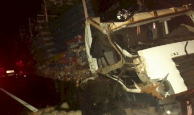 Caminhão com carga viva de frango vivo bate em lateral de carreta e rodovia fica parcialmente interditada, em Ibitinga