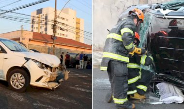 Carro com tia e sobrinha colide com outro veículo e capota em Bauru