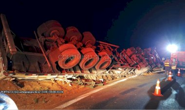 Carreta carregada com 32 toneladas de aço tomba em alça de acesso na SP-294 em Bauru