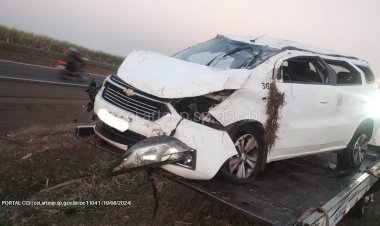 Veículo oficial da prefeitura de Pederneiras é atingido por carreta e capota na Bauru-Jaú