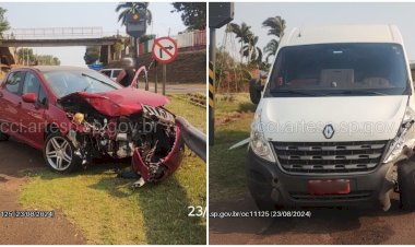 Van e carro colidem no trevo de acesso à Boraceia, na SP-261