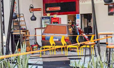 Carro sem freio invade pizzaria na Getúlio Vargas, em Bauru