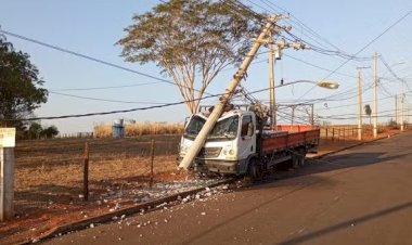 Caminhão derruba poste de energia em Ibitinga