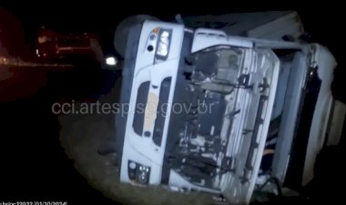 Colisão entre caminhão e carreta em Agudos provoca danos materiais e deixa um levemente ferido