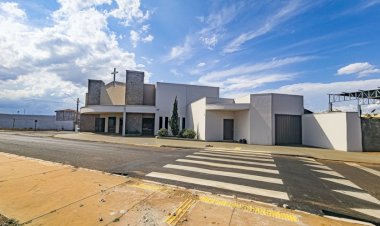 Arquiteta denuncia erro estrutural em lombada instalada em frente à Igreja Santo Expedito; alerta se prova real após chuva formar “piscinão” no local