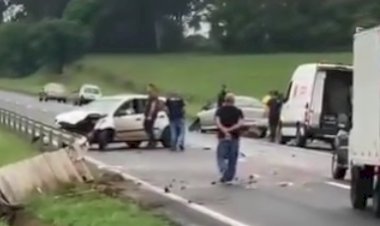 Colisão entre dois carros gera congestionamento na Marechal Rondon, em Agudos