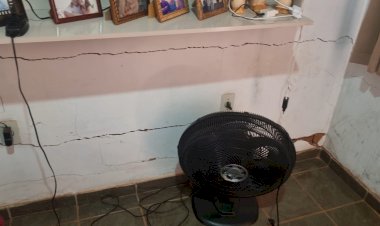 Idosa teme desabamento de casa, diz que rachaduras foram causadas por falha no sistema externo de esgoto e faz apelo à Prefeitura de Bariri