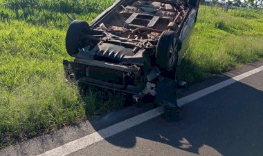 Carro capota ao ser atingido por outro veículo na Jaú-Bariri; motorista sai ileso