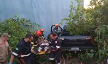 Caminhonete desgovernada atinge árvores de terreno baldio em Ibitinga