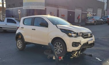 Carro esmaga moto em cruzamento de Bauru