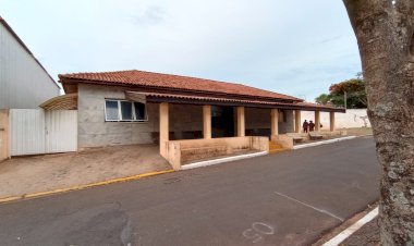 Baririense expõe condições precárias do Velório Municipal e questiona autoridades: “algum dos nobres está disposto a passar a noite aqui com a gente?”