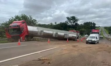 Carreta de óleo vegetal tomba em Piratininga