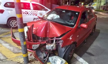 Carro para em poste após ser atingido por moto em Bauru