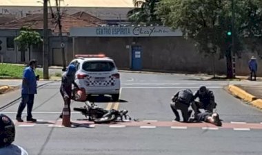 Motociclista atinge viatura da PM em Bauru