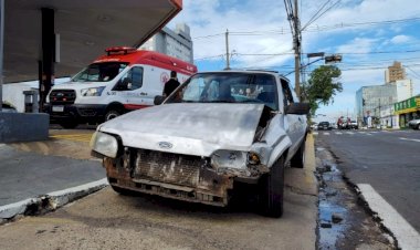 Batida traseira entre carros congestiona Duque de Caxias
