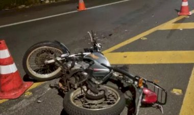 Motociclista atinge traseira de ônibus na SP-225