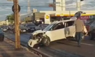 Motorista fura dois sinais vermelhos, bate em carro e poste em Bauru